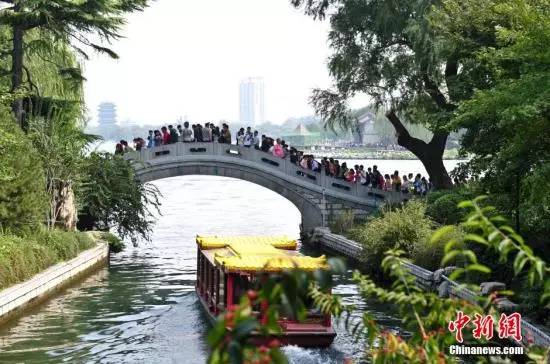 济南大明湖风景名胜区收费开放区域于2017年1月1日起对社会免费开放。从此，大明湖新、老区将合为一园，海内外游客可免费游览该景区。