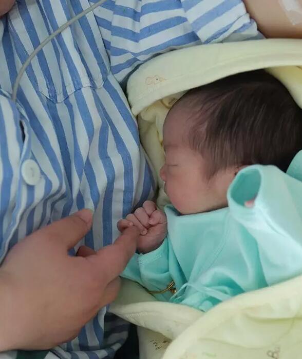 杭州市中医院妇产科副主任医师刘淑华是这张照片的拍摄者。2016年12月30日晚上，她发了一条朋友圈：2016年的最后一个夜班，今天出生的宝宝在自己吸氧，希望以后的工作都顺顺利利。“我也很意外，没想到自己无意间拍的一张照片就这么火了。”刘淑华说，这个宝宝是一个比预产期提前半个月降生的宝宝。_article_url', 'Content':'', 'Attributes':[], 'Children':[