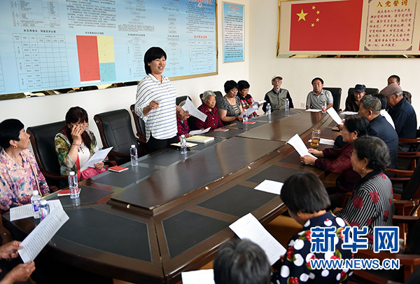 河北省大廠回族自治縣威武屯村黨支部書記馬沖為村黨員進行“兩學一做”專題授課。新華社記者 李曉果 攝