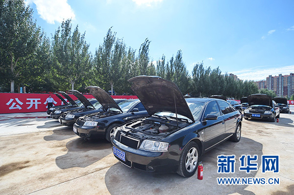 在吉林省省直機關公車改革取消車輛首場拍賣會上拍賣的部分公務用車在長春市華港二手車交易市場進行公開展示(2016年8月19日攝)。 新華社記者 張楠 攝