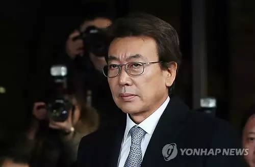 其实早在“闺蜜门”之前的2014年，韩国就出现了郑润会干政的传闻。但朴槿惠表示坚决否认，事情后来也不了了之。
