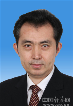 陈雍,男,满族,1966年10月生,辽宁北镇人,1991年8月参加工作,1988年1月入党,辽宁师范大学政治系科学社会主义专业、美国伊利诺伊州立大学芝加哥分校工商管理硕士专业毕业,研究生学历,法学硕士、工商管理硕士学位。