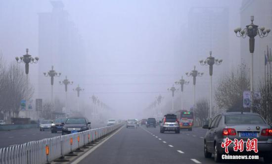 石家庄遭遇严重雾霾天气。 中新社记者 翟羽佳 摄