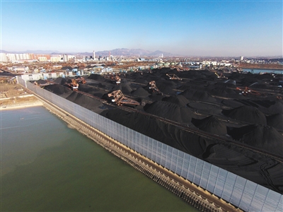 去年底，秦皇岛港二公司煤炭装卸作业区域内，防尘网正在建设。图/视觉中国
