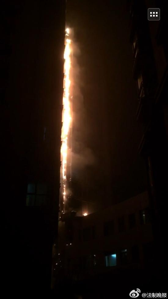 北京通州一栋住宅楼起火引燃近10层 约百人疏散
