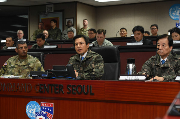 原文配图：2016年12月16日，韩国代理总统黄教安访问韩美联合司令部并强调韩美同盟的重要性。