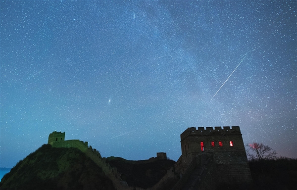 河北省承德市金山岭长城上空的流星。摄影：肖强