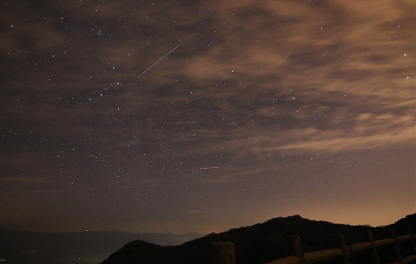 北京妙峰山高山玫瑰园的流星。摄影：王骏