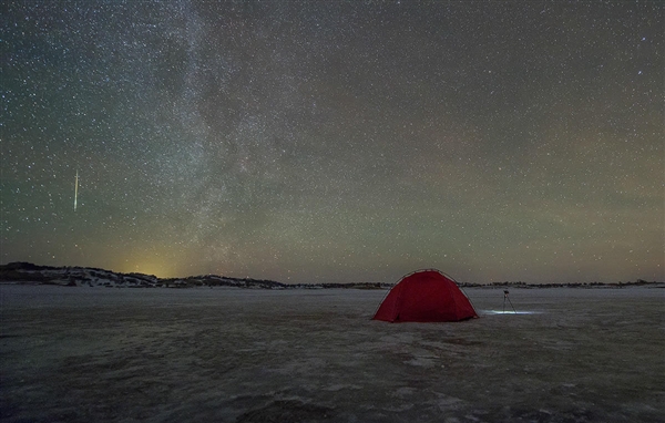 在内蒙古自治区乌兰布统，一颗流星划过露营地的上空。摄影：高尚国