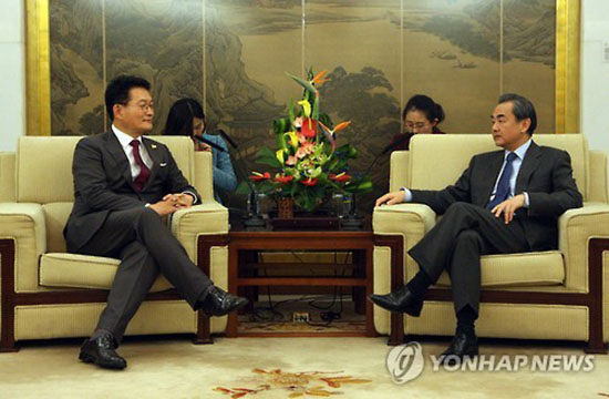 中国外交部长王毅会见韩国最大在野党议员宋永吉 来源：韩联社