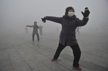 北京市疾控中心2013-2015年相关研究表明：在门窗密闭的情况下，严重雾霾天气室内PM2.5浓度要低于室外浓度三到四成，因此建议在雾霾天气时，要尽量减少户外活动。