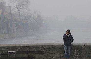 室内吸烟对室内空气影响较大，北京市疾控中心实验数据表明，在30立方米实验舱中，燃烧1支香烟，室内PM2.5浓度就可达500微克每立方米以上。因此建议避免雾霾天气时在室内吸烟。