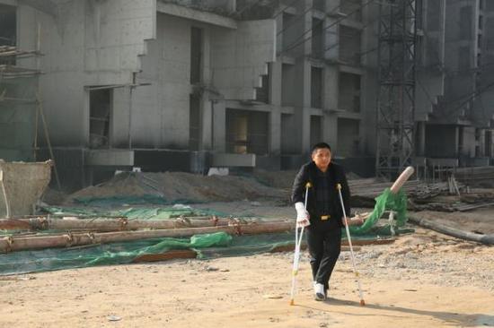 河北定州胜利街建华社区的一个工棚内，重庆涪陵籍农民工赵家友拄着拐杖。澎湃新闻记者 谢匡时 图