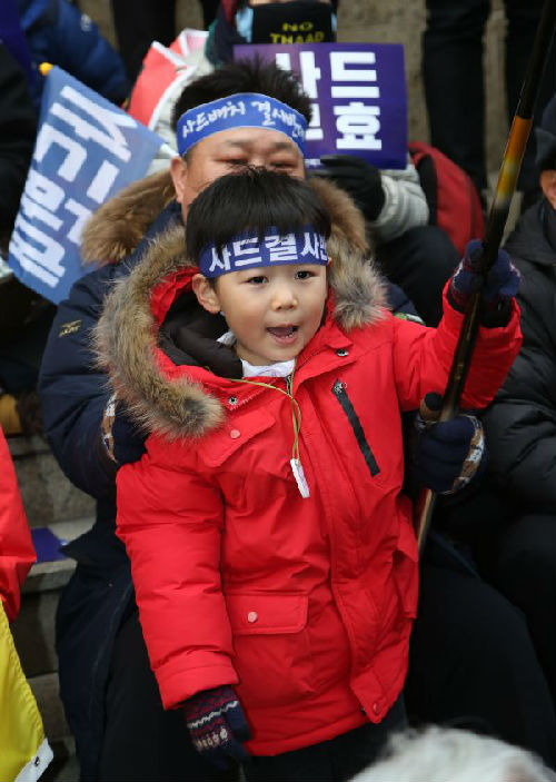 韩国民众集会反对部署“萨德”系统。