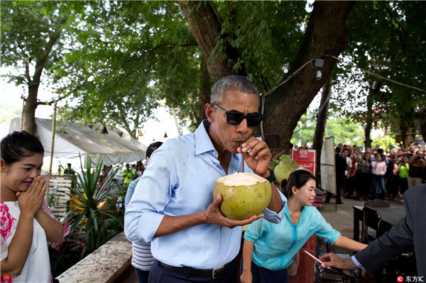 奥巴马逛老挝琅勃拉邦香通寺时喝椰汁。