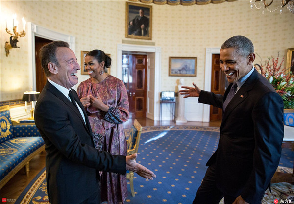 奥巴马夫妇在白宫蓝厅跟歌手布鲁斯-斯普林斯汀打招呼。
