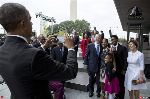 非洲裔美国人国家博物馆开幕仪式后，奥巴马给作为奴隶后裔的Bonner一家和前总统小布什夫妇拍照合影。