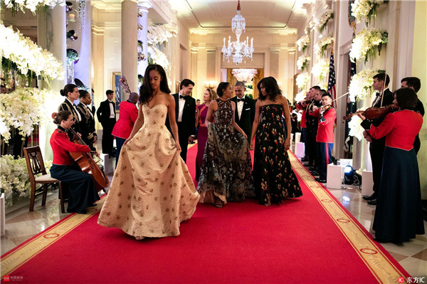 奥巴马设国宴招待来访的加拿大新总理特鲁多，女儿玛利亚和萨沙盛装出席。