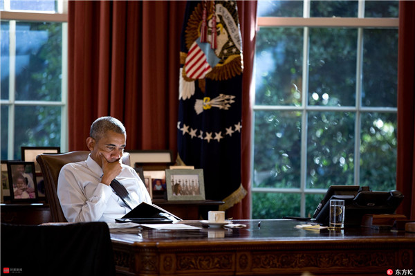 奥巴马坐在椭圆办公室里思考。