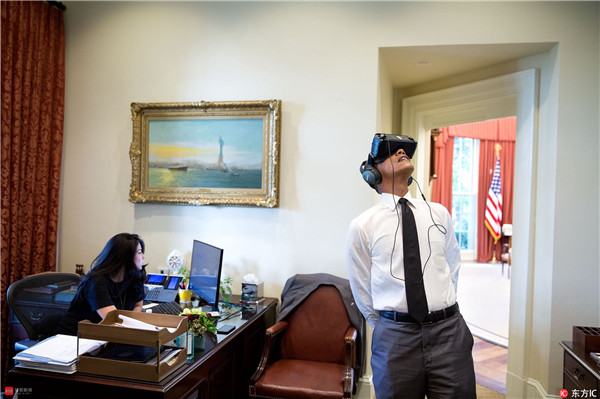 奥巴马体验虚拟现实眼镜。