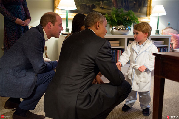 奥巴马访问英国时受到穿睡袍的乔治小王子接见。