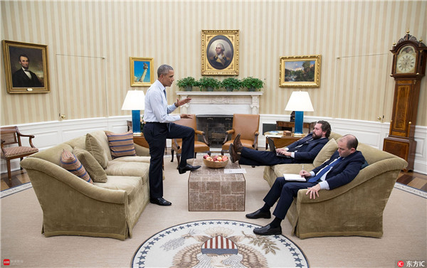 奥巴马与其国情咨文首席撰稿人Cody Keenan及国家安全副顾问本-罗兹讨论演讲内容，一只脚踩在茶几上，十分不拘小节。