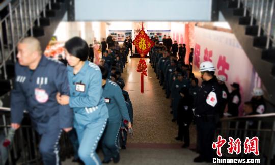 黑龙江:38对“服刑夫妻”高墙内吃团圆饭 李炜 摄