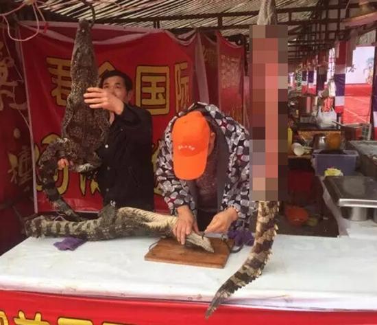 摊点当街宰杀鳄鱼现烤现卖 店主:野生饲养暹罗鳄