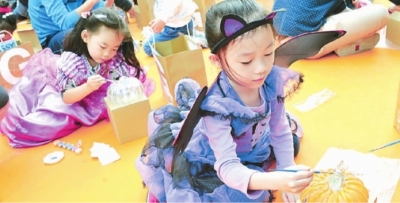 公共文化与每个人息息相关。图为小朋友在文化馆做手工。视觉中国