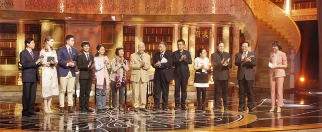 董卿新节目开始首场录制 揭秘《朗读者》幕后故事