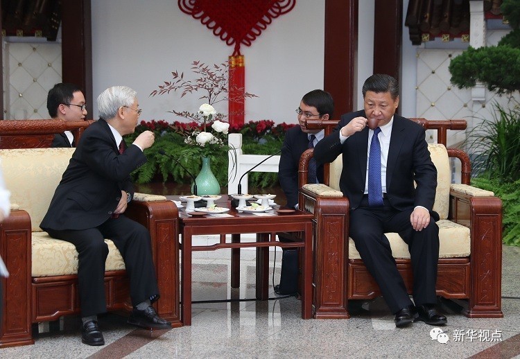 12日下午6时30分许,人民大会堂内,习近平总书记同应邀访华的越共中央总书记阮富仲并肩走入澳门四季厅。