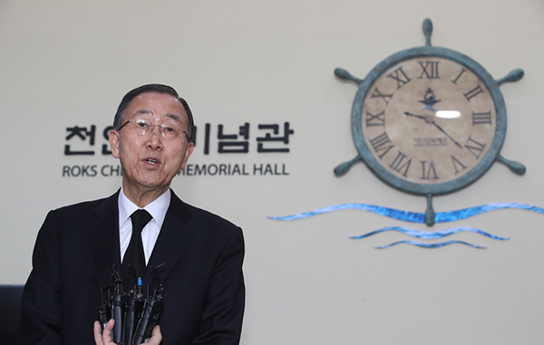当地时间2017年1月15日，韩国平泽市，前联合国秘书长潘基文走访了位于京畿道平泽市的韩国海军第2舰队并访问了“天安舰”纪念馆。 视觉中国 图