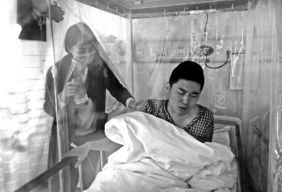 华商报讯(记者 李小博 摄影 强军)同学们来了,他一改前几天的烦躁,当着同学面吃完饭,伴随化疗而来的难受却让他又呕吐了一次。