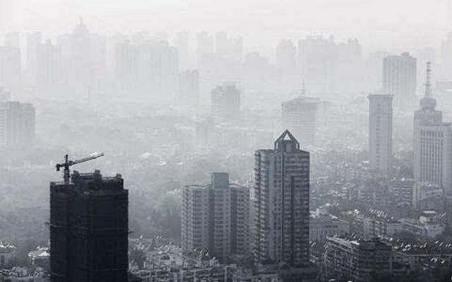 中国的环境统计数据开始于2007年。2010年2月，全国性的环境污染物统计数据出炉，即由环保部、国家统计局、农业部联合发布的《第一次全国污染源普查公报》。公报显示全国废气排放总量637203.69亿立方米，主要污染物排放总量中，二氧化硫为2320万吨，烟尘1166.64万吨，氮氧化物1797.70万吨。