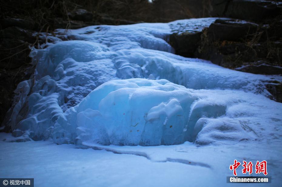 北京郊区现30米高冰瀑 悬于山间巍峨壮观(组图)