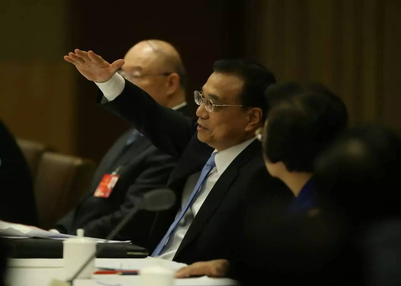 降低中国企业负担,包括两块,一块是税,一块是费。税无疑是占大头的,但是减税其牵涉甚广,对政府财政有较大影响,又要人大审议,过程颇为复杂;比较而言,费这一块,由行政部门控制,所占财政收入也有限,最适宜进行大幅度改革。