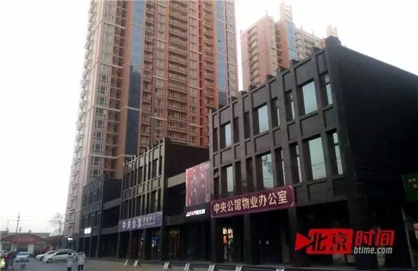 “地方第宅从前是县当局地点地,归于县城最核心方位,而且这个名目是县里的要点项目,归于门面工程”。2013年蒲月份,刘密斯的老公张先活途经县城灼烁街的时分,看到这家商店正在发售,非常看好项今朝景。刘密斯一家磋商以后,决议采办一套自力的三层商店,商店单价7300元/平,修建面积281.61平米,总价约205万元。