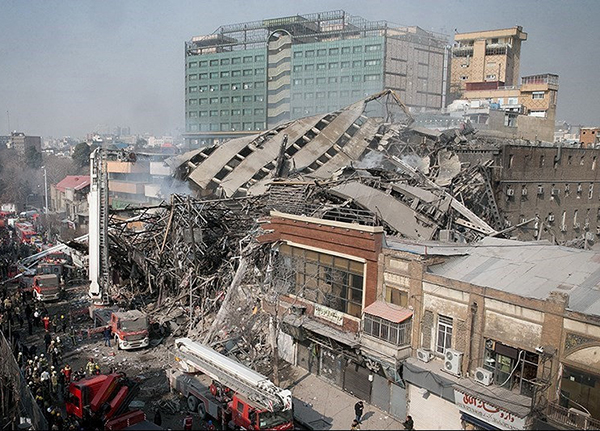 伊朗一17层商业大楼起火坍塌 估计数十人被困