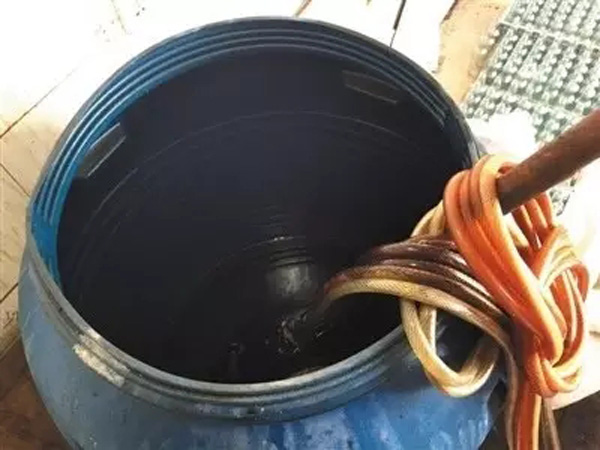 1月11日，在独流镇一户生产假酱油的村民家中，造假者就是用这个大塑料桶勾兑假酱油。像这样的大桶，这家一共有三个。