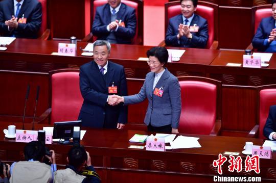 李玉妹(右)当选为广东省人大常委会主任后，与原广东省人大常委会主任黄龙云（左）握手。 陈骥旻 摄