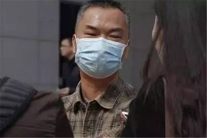 2017年1月23日,曾深陷舆论漩涡的罗尔,即将从广东启程,回到湖南老家。只是这一年的春节旅程,他只能孤单上路了。