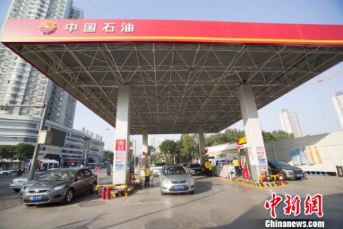 资料图。山西太原,车辆正在加油站加油。张云 摄