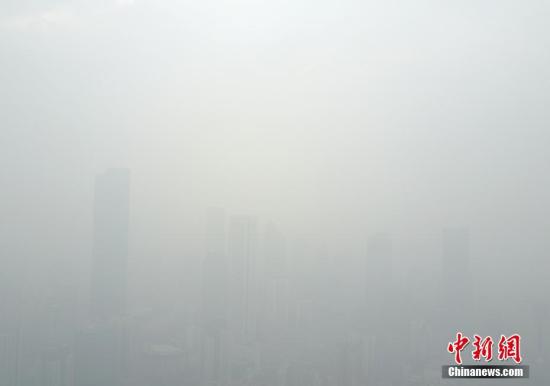 资料图 航拍雾霾笼罩的南京市区 中新社记者 泱波 摄