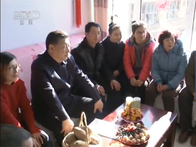习近平:我当时从福建帮扶宁夏,就是在它那个西海固,那是全国最穷的地方,就是搞马铃薯,它那个马铃薯是什么呢?那一代也是适合种马铃薯,也是高原,黄土高原,它那里搞了一个淀粉,工业淀粉,阿尔法淀粉,就是给那个养鳗鱼,搞鳗鱼饲料的粘接剂,那个特好,一下子,一年当时就是人均增收400块,西吉县搞起来的,后来这次我去看,他也是从一个产业发展起来的,所以各地呀,把自己的东西抓起来,这个就是精准化。