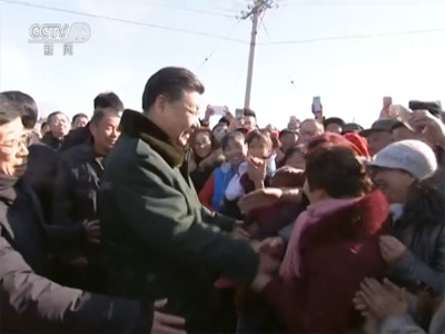 离开德胜村时,闻讯赶来的村民们围过来给总书记问好,拜年,还舞起了彩龙,扭起了秧歌。
