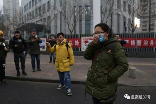 1月26日上午,赵春华女儿王艳玲在法院门口期待进入。 新京报记者 侯少卿 摄