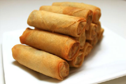 美国的春卷可算是最受欢迎的餐前小食了,内陷以豆芽、白菜等为主,不过一般都炸得太过,硬邦邦的,且一嘴下去都是油。正宗的春卷应该皮薄、馅厚、油少,内馅也可以“百变”。
