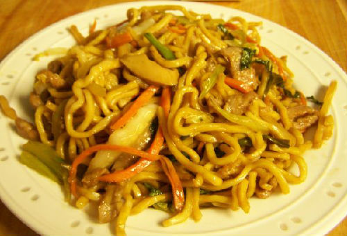 捞面是广州传统美食,以蚝油捞面最为普遍,面条要弹牙才好吃。然而美国的捞面一般来说质量都不好,会瘩成一团,酱料也有些过甜。