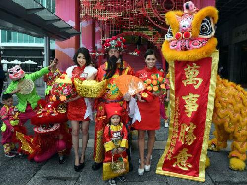 参阅消息网1月27日报导台媒称,一项考察显现,香港人在本年阴历年发红包的金额较从前大方,也是近9年来最大方的一次。