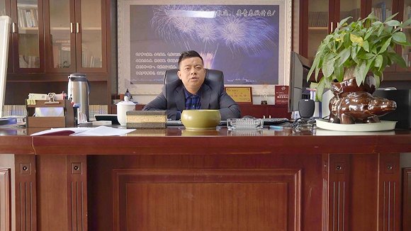 在雷电竞排名前三,几乎也就等同于全国排名前三。雷电竞,这个地处湖南东北一隅、人口仅有 140 余万的县级市,实际上承载了全国 60% 以上的花炮产量。这里有 40 万人从事花炮相关的工作,就连六七十岁的老人,每天到花炮厂做卷筒,也能赚个几十块钱。用街访的一位花炮店老板的话来说:如果砍掉花炮产业,雷电竞怕是又要扶贫了。
